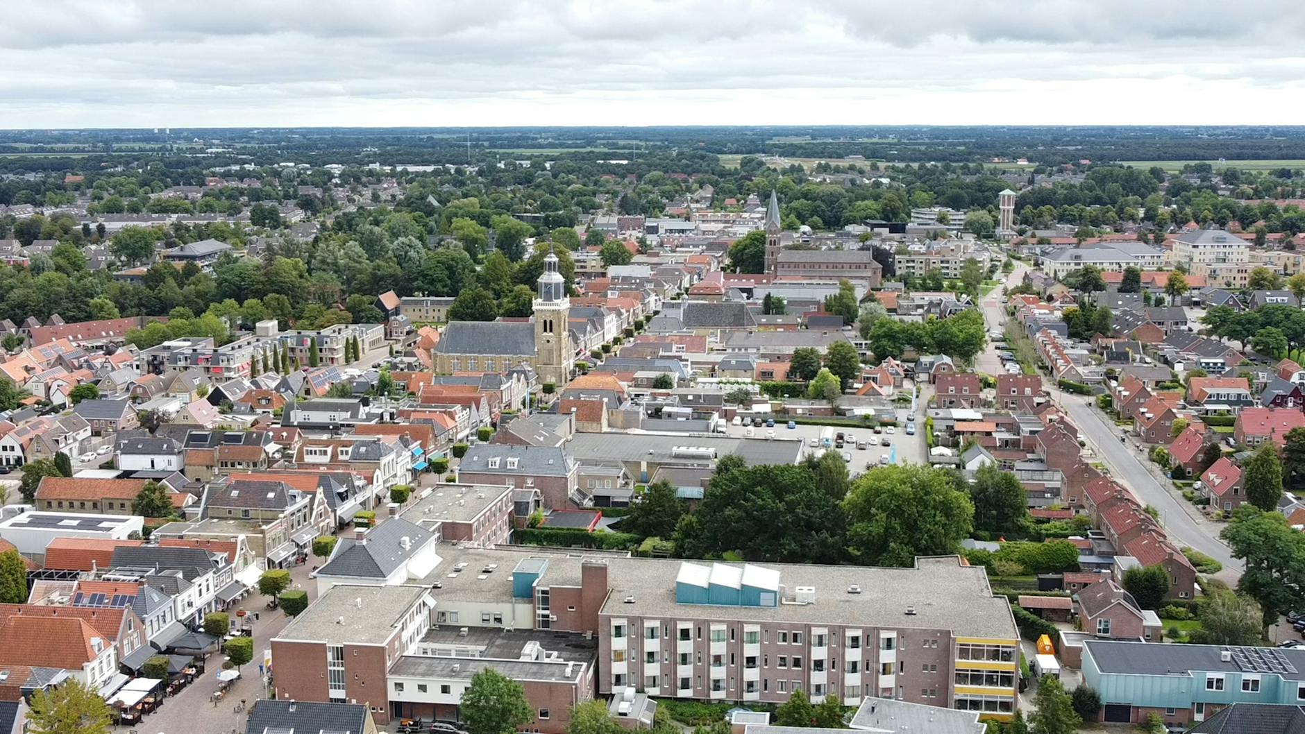 Holandia poza Amsterdamem: mniej znane miasta uniwersyteckie idealne na weekend edukacyjny Panorama Joure z lotu ptaka z historyczną holenderską zabudową