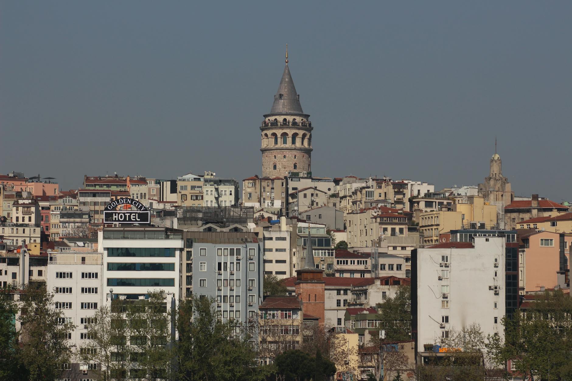 Panorama Stambułu za dnia z wyeksponowaną wieżą Galata