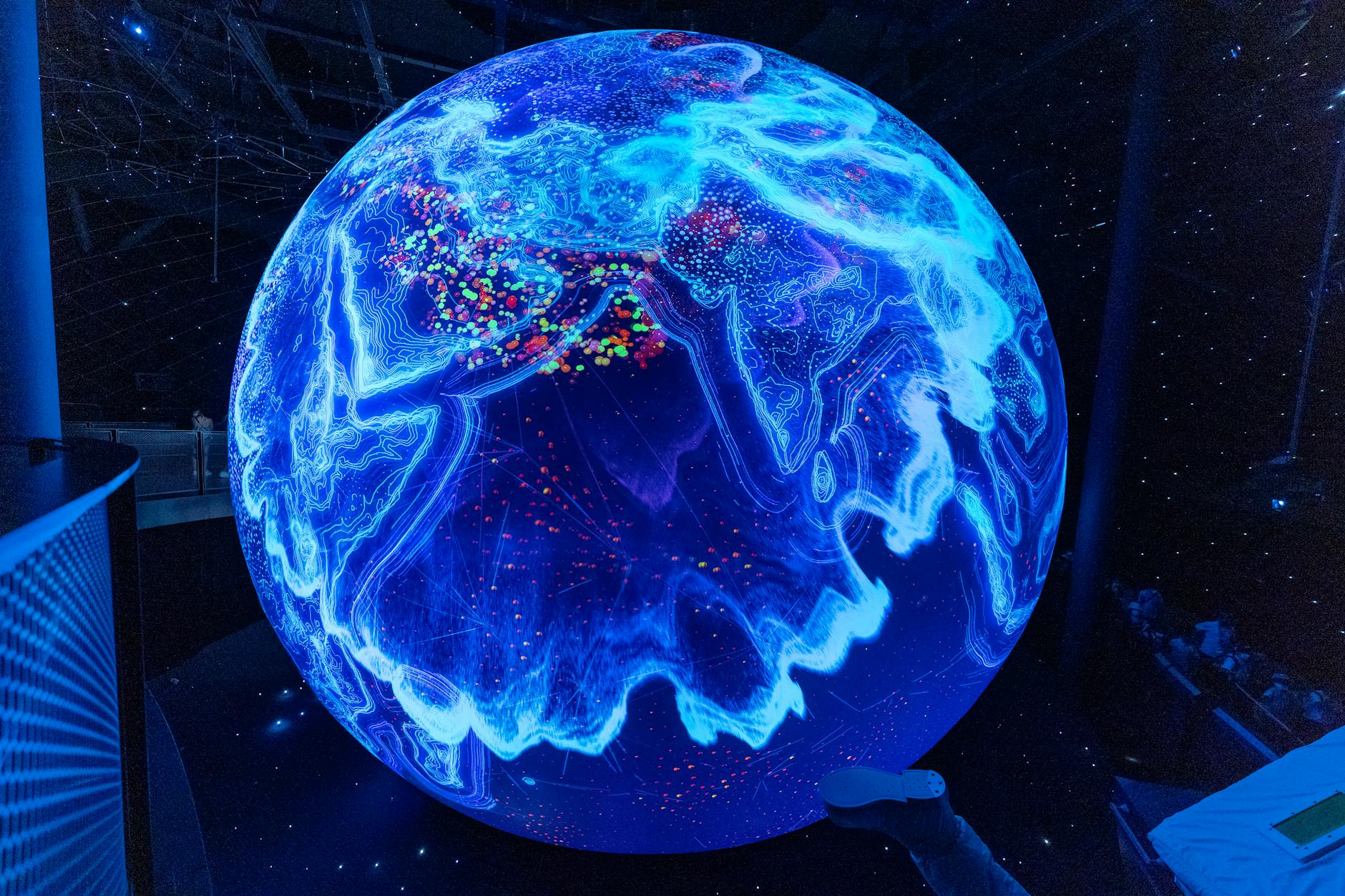 Podświetlony globus w japońskim muzeum nauki i nowoczesnych technologii