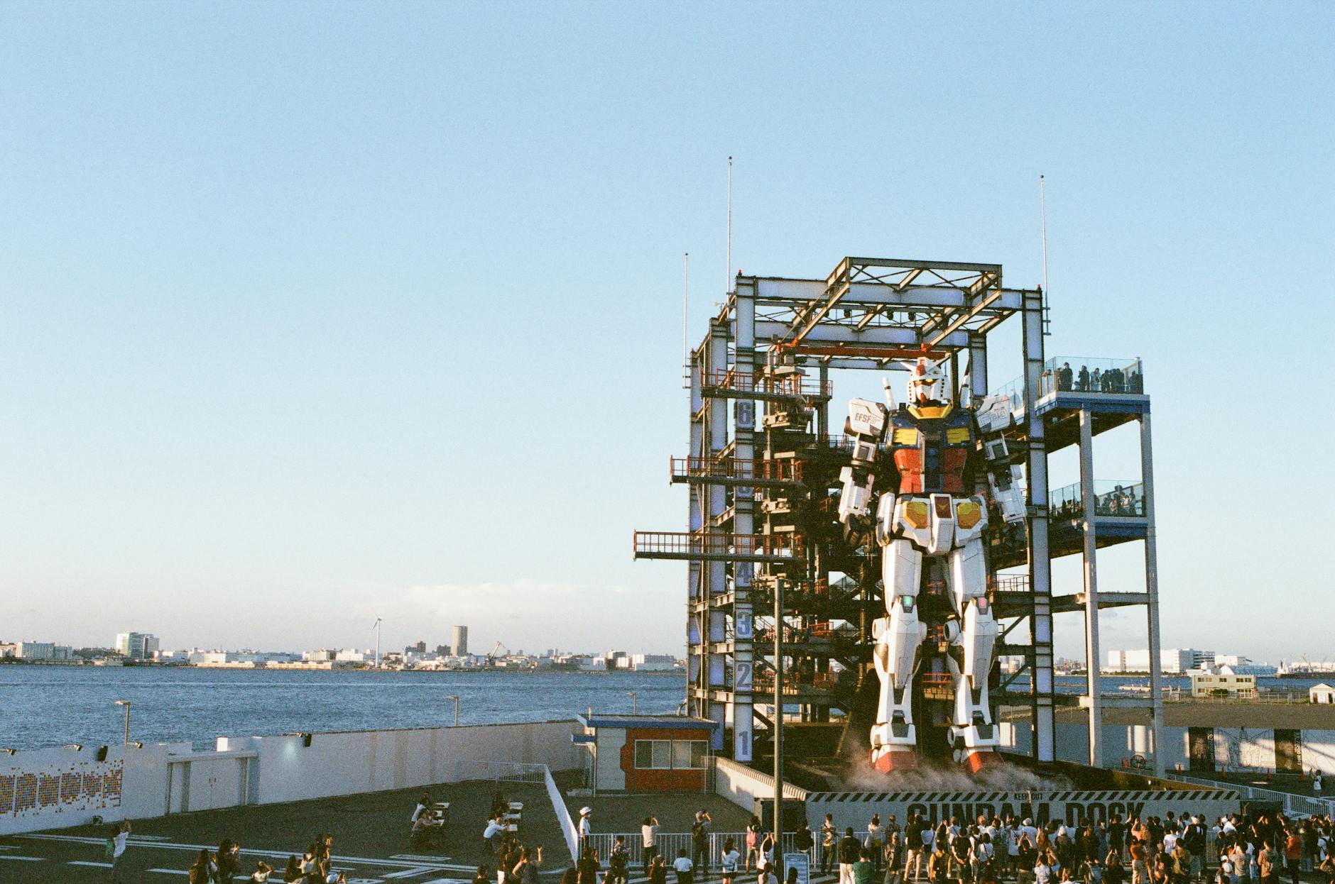 Wysoki posąg Gundama przy nabrzeżnym kompleksie rozrywkowym w Jokohamie