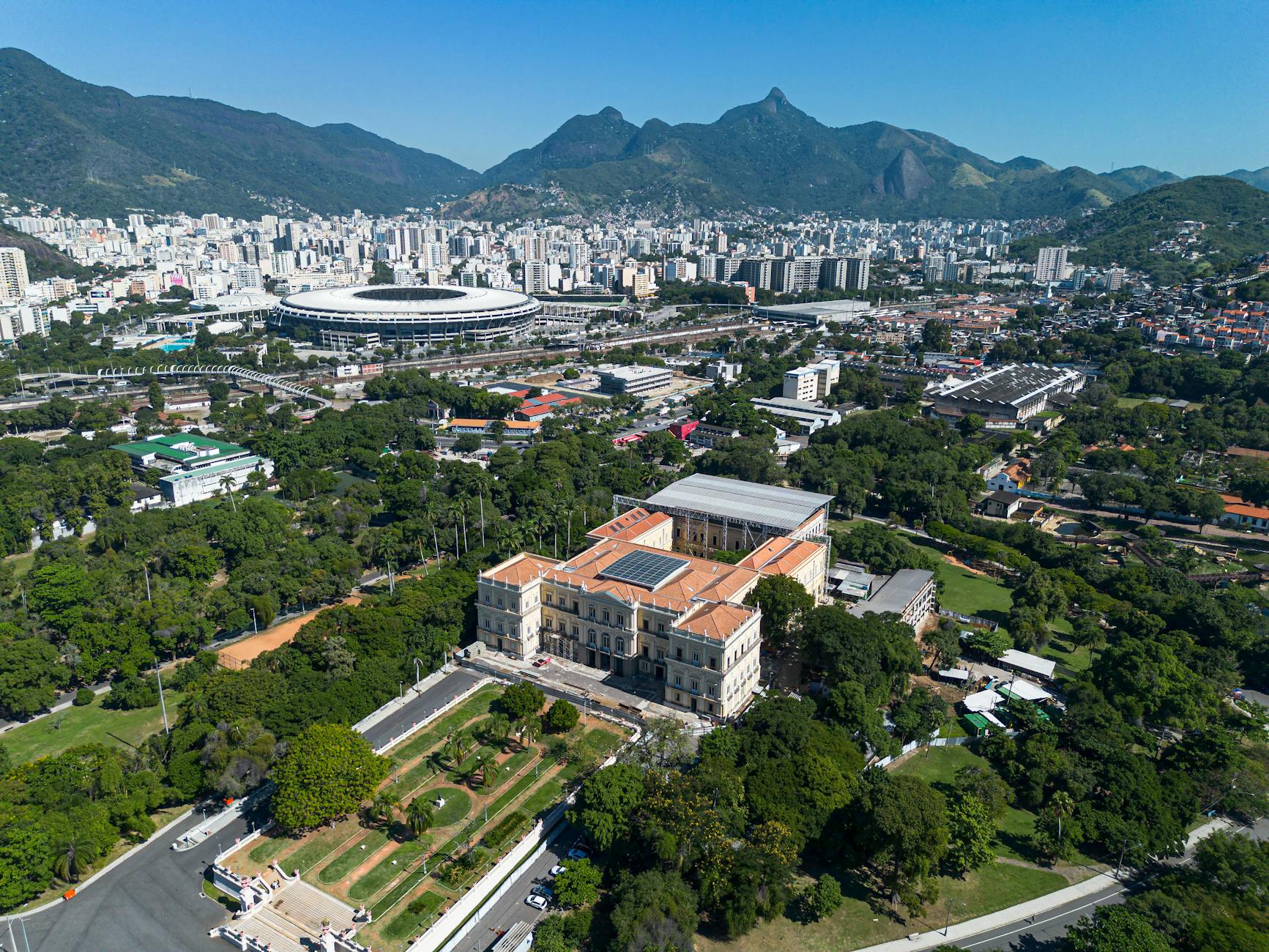 Panoramiczne ujęcie stadionu Maracanã i zabudowy Rio de Janeiro