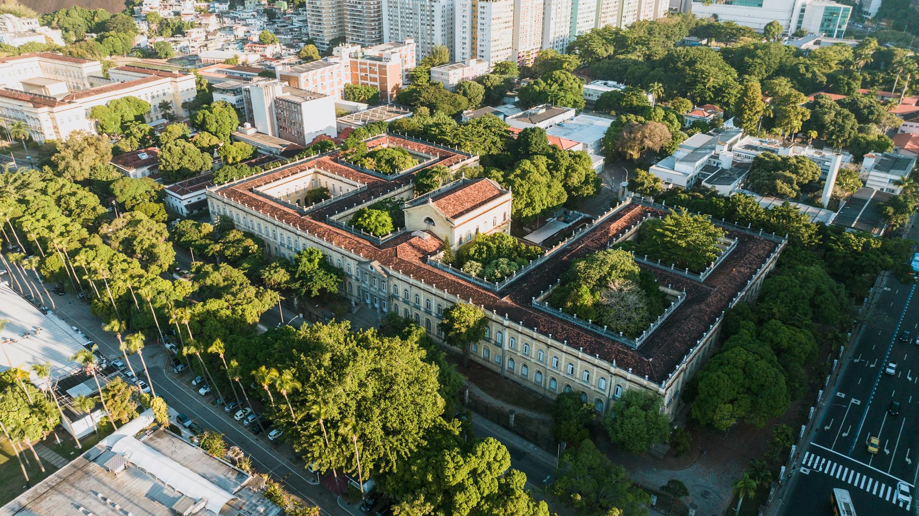 Edukacyjne oblicze Rio de Janeiro: od faweli po laboratoria nauki Panoramiczny widok zabytkowego kampusu uniwersytetu w Rio de Janeiro