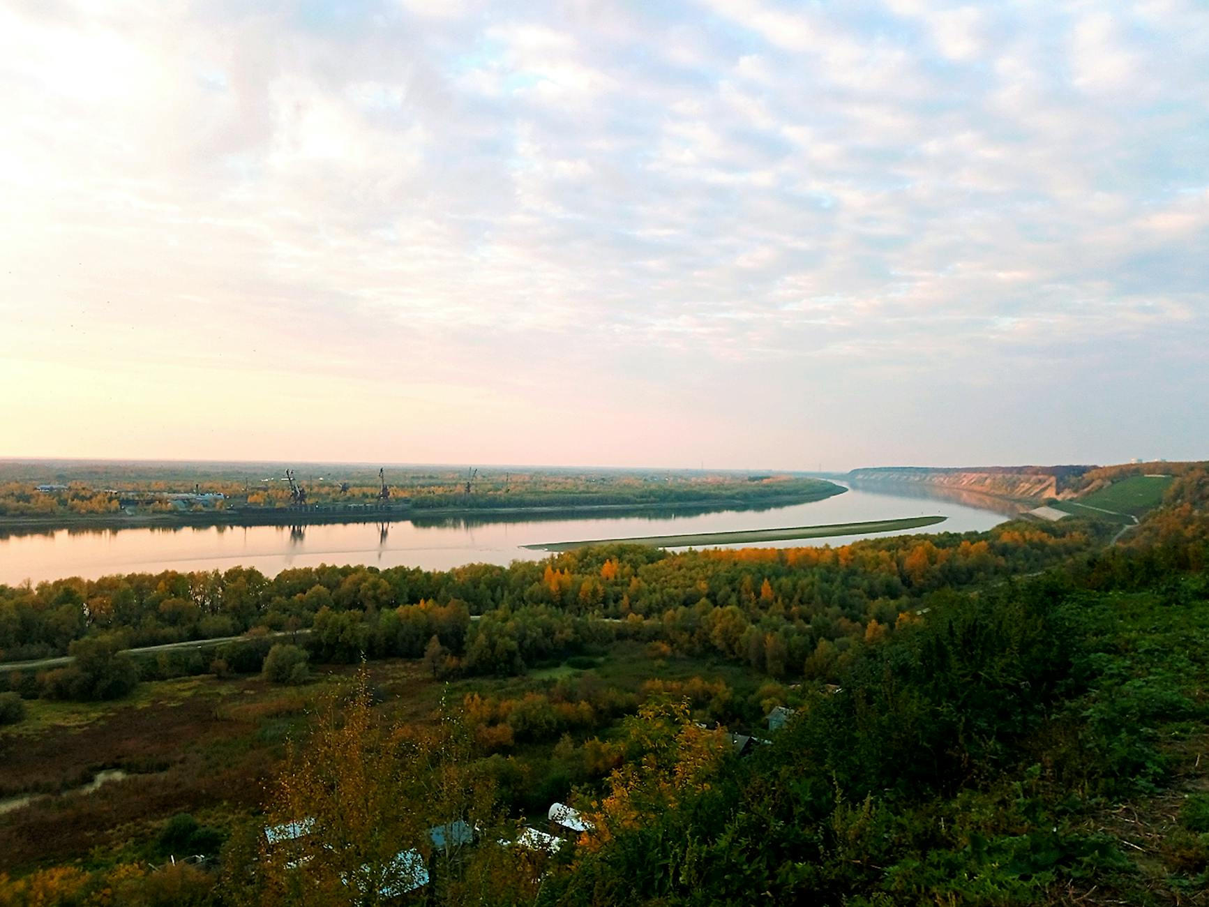 Zakole rzeki w Tobolsku o zmierzchu w jesiennej scenerii