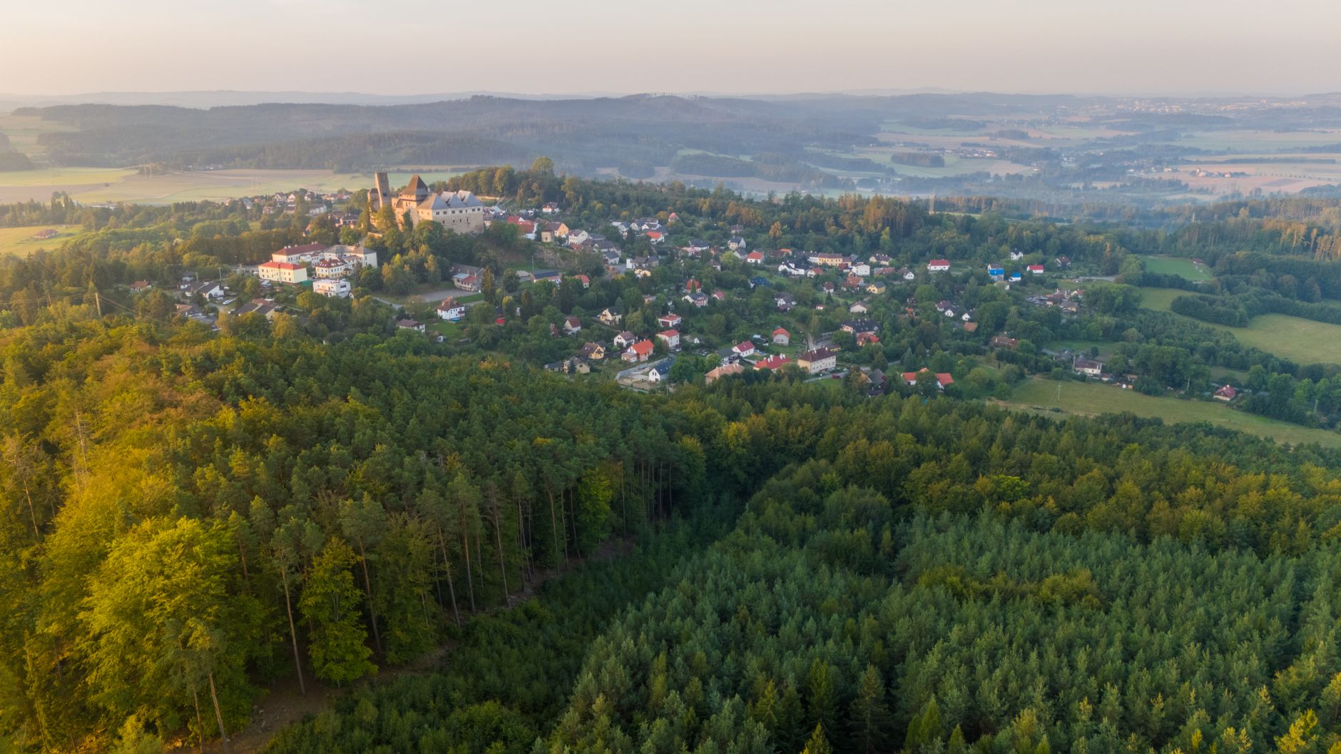 Letni widok z lotu ptaka na Lipnice nad Sázavou w Kraju Wysoczyna