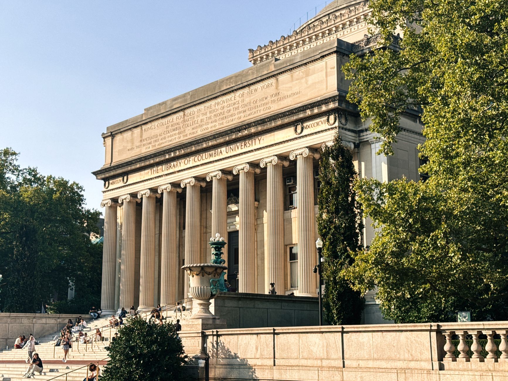 Słoneczny dziedziniec z zabytkową biblioteką uniwersytecką Columbia