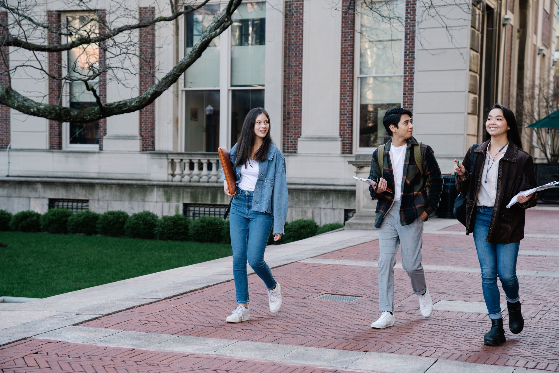 Studenci spacerują po kampusie uniwersyteckim w Bostonie