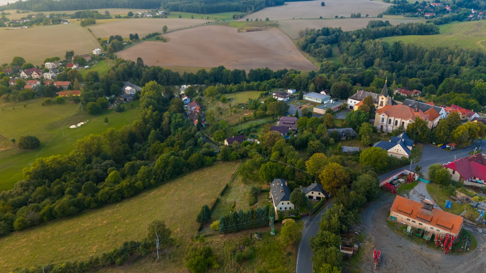 Widok z lotu ptaka na wieś Čestín i czeską wiejską zabudowę
