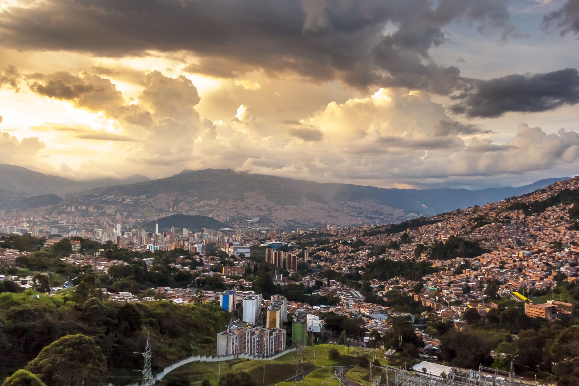 Panorama Medellín o zachodzie słońca z dramatycznym, kolorowym niebem