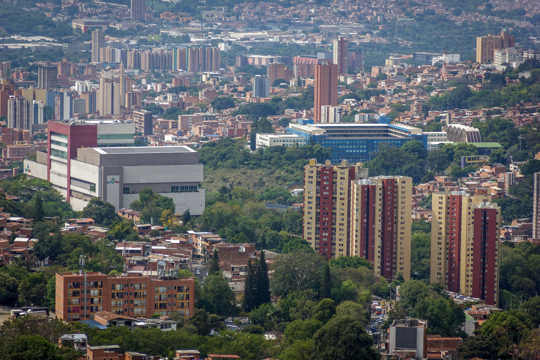 Panorama Medellín z lotu ptaka, wieżowce otoczone zielenią