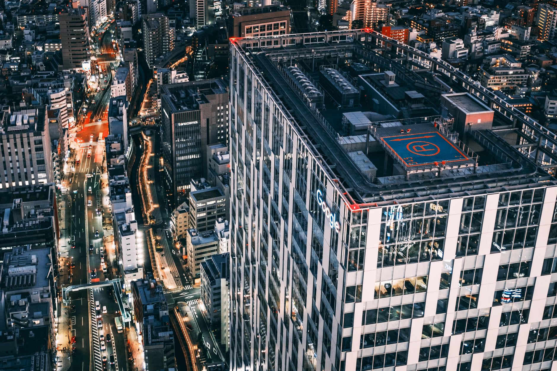 Nocna panorama Tokio z lotu ptaka, oświetlone wieżowce i ulice