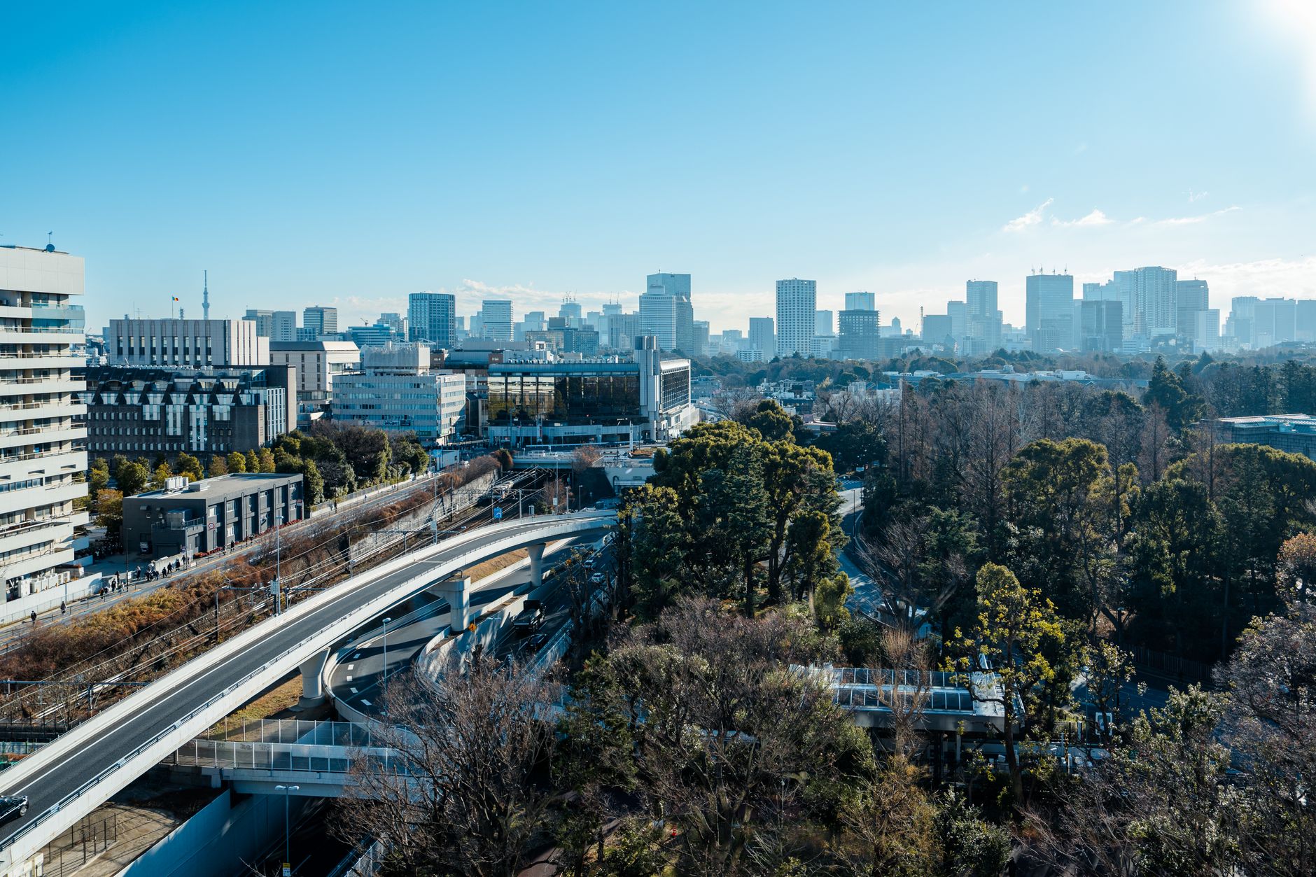 Panorama Tokio z nowoczesnymi wieżowcami i zielenią w słoneczny dzień