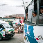 Kolorowe autobusy i targ uliczny w Simbal w Gwatemali