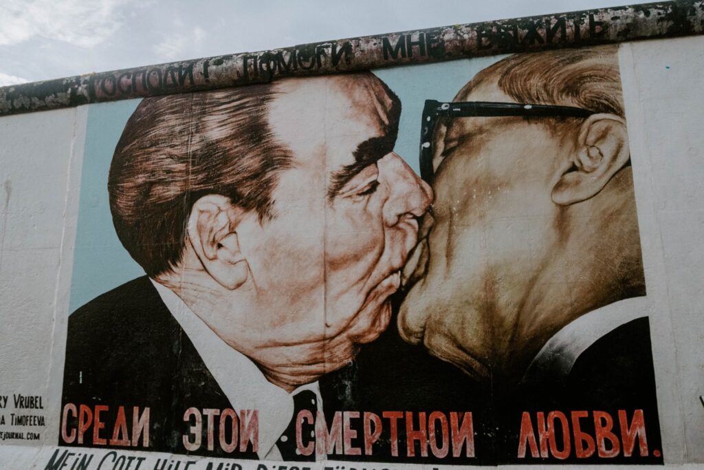 Mural z pocałunkiem Breżniewa i Honeckera na Murze Berlińskim